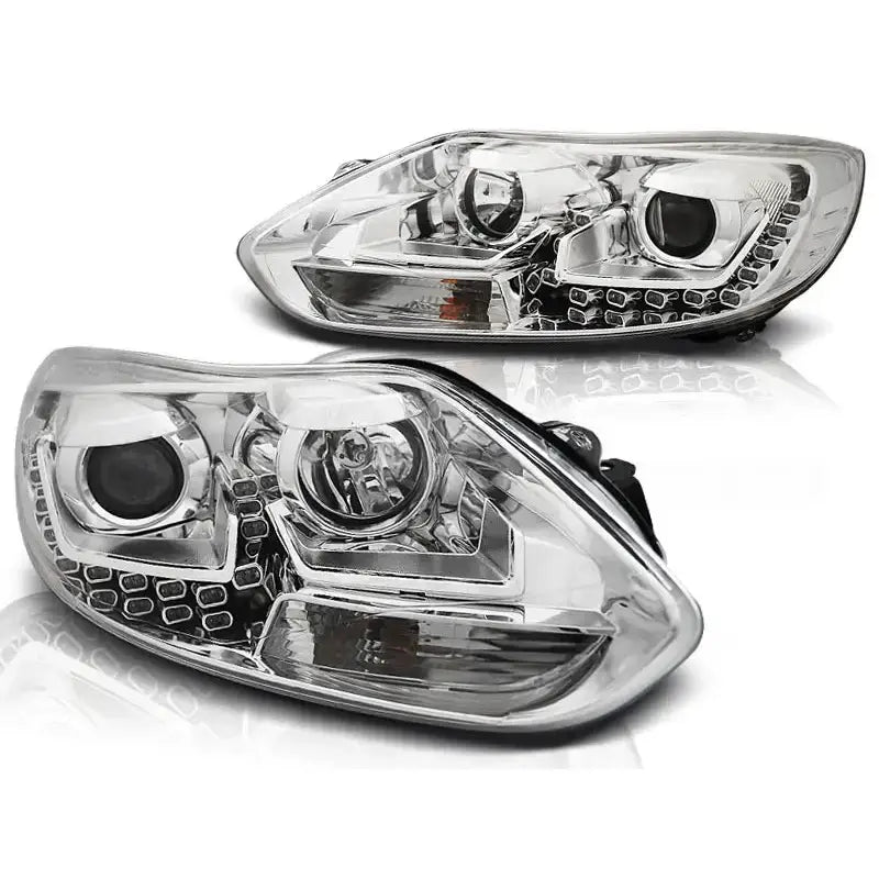 Hovedlykter Ford Focus Mk3 11-14 i krom, vist fra skrå vinkel med sekskantede detaljer.