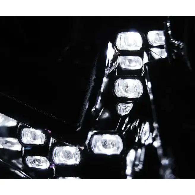 Hovedlys Ford Focus Mk3 11-14 med hvite LED i rektangulære chrome-hus mot mørk bakgrunn.