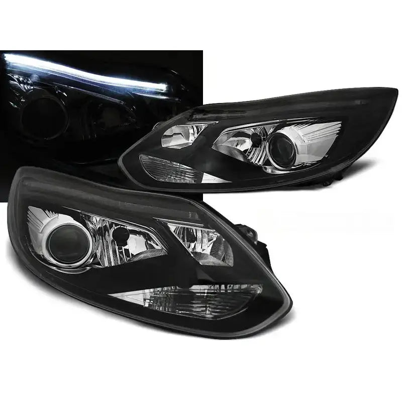 Frontlykter Ford Focus Mk3 Tube Lights Black sett skrått forfra, én lykt med LED-lys påslått.