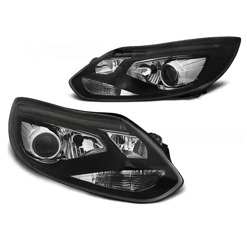 Hovedlykter Ford Focus Mk3 Tube Lights Black, to svarte og klare lykter med reflekterende detaljer.