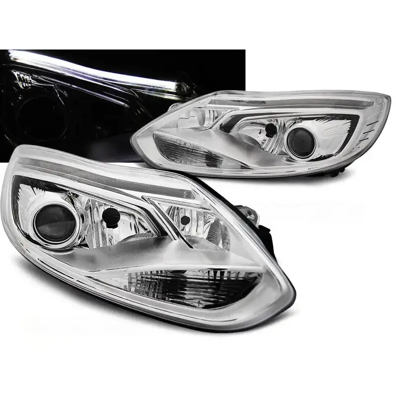 Frontlykter Ford Focus Mk3 Tube Lights Chrome med LED-stripe, sett fra skrå vinkel.