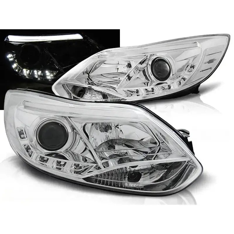 Frontlykter Ford Focus Mk3 11-14 Tube Lights Chrome med LED-lys tent, vist fra skrå vinkel.