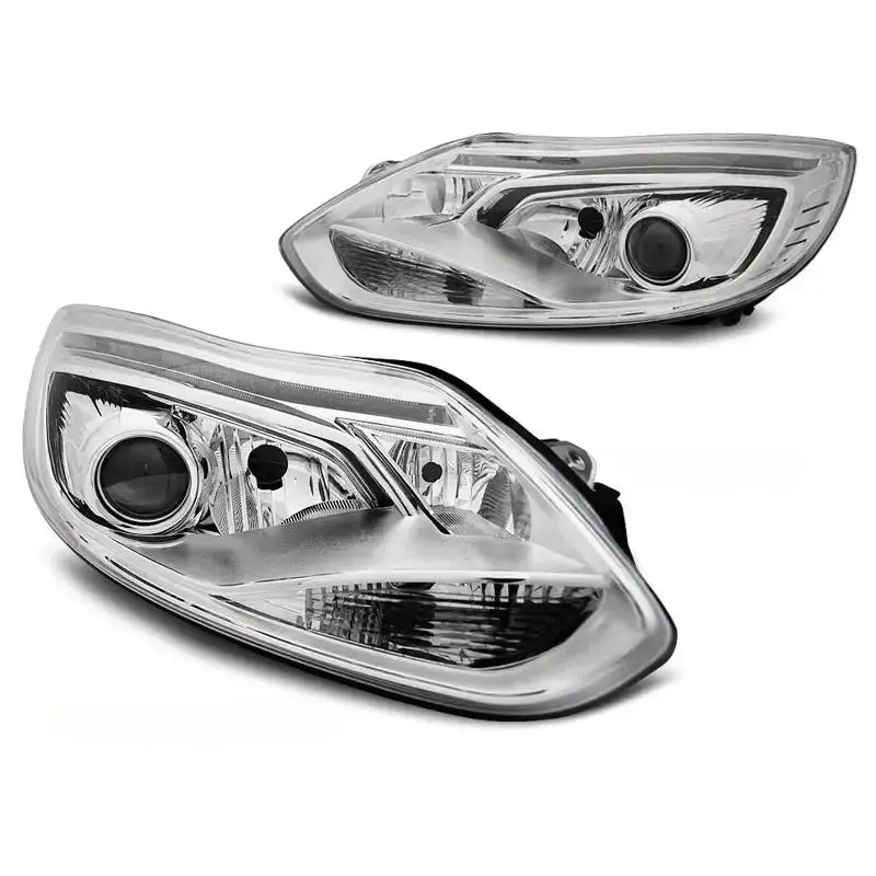 Hovedlykter Ford Focus Mk3 Tube Lights Chrome, sett fra skrå vinkel som viser front og side.