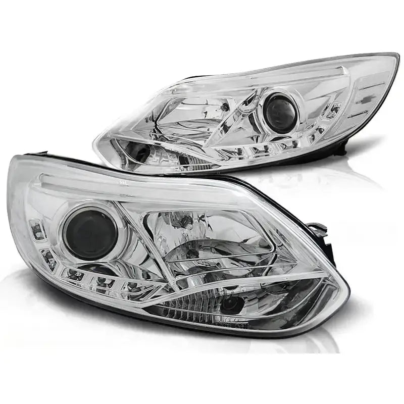 Hovedlykter Ford Focus Mk3 Tube Lights Chrome sett fra skrå vinkel med synlige reflektorer.