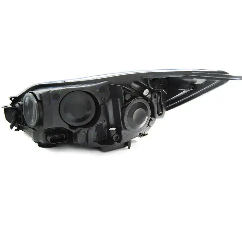 Hovedlys Ford Focus Mk3 11-10.14 bakside med kontaktpunkter, skruefester og runde pæredeksler.