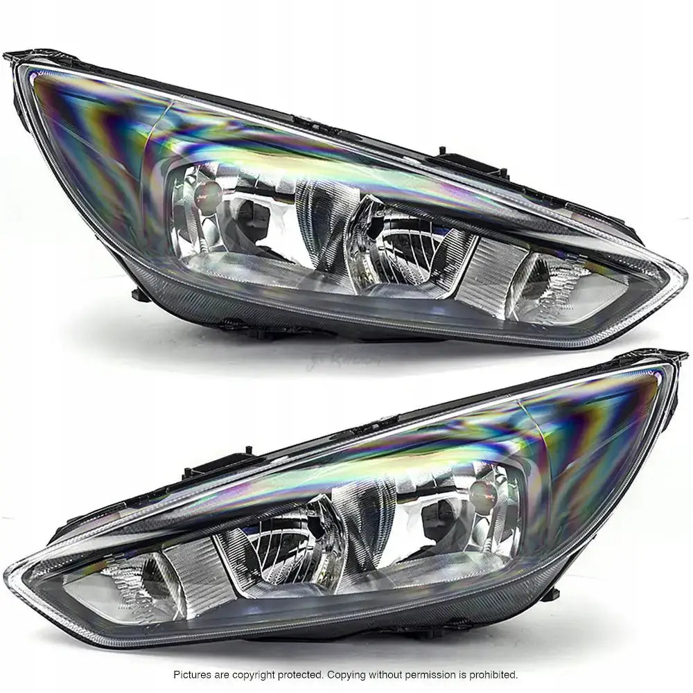 Frontlykter Ford Focus Mk3 14-18 med klart glass og kromdetaljer, sett fra skrå vinkel.