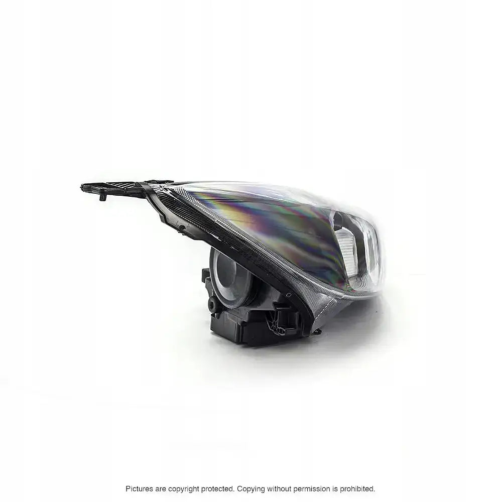 Hovedlys Ford Focus Mk3 frontlykt i klar plast med sorte detaljer, vist fra skrått sideperspektiv.