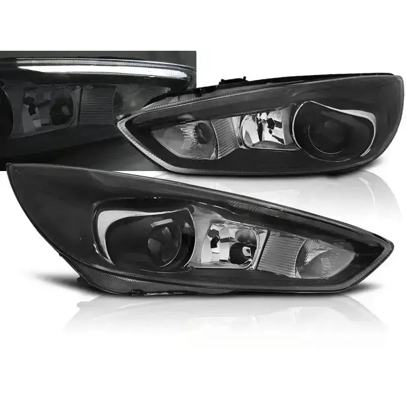 Frontlykter Ford Focus Mk3 14- med svarte hus og LED DRL, skrå vinkel mot hvit bakgrunn.