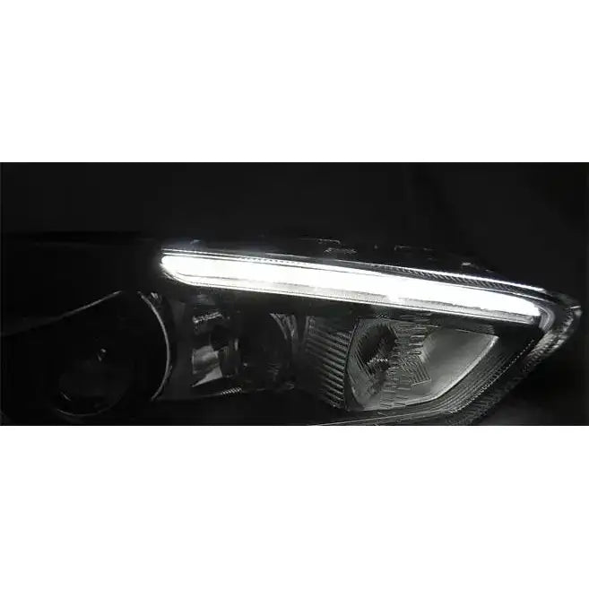 Hovedlys Ford Focus Mk3 14- med svart LED DRL, nærbilde fra skrå vinkel mot høyre.