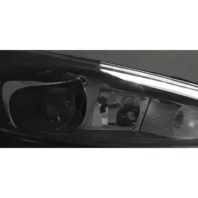 Headlights Ford Focus Mk3 14 med svart ramme og klare glassdetaljer sett fra skrå vinkel.