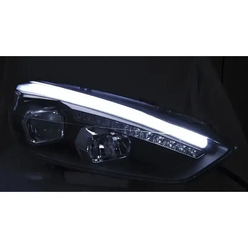 Hovedlys Ford Focus Mk3 15- Black DRL LED sett skrått forfra med hvitt LED-lys og flere reflektorer.