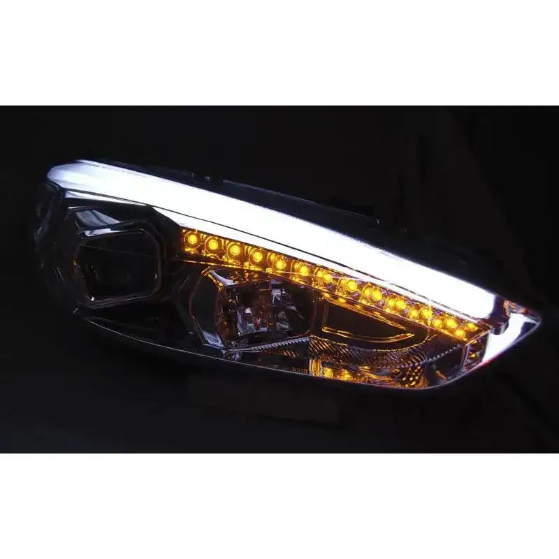 Headlights Ford Focus Mk3 15- med LED-lys i hvitt og gult, kromdetaljer mot svart bakgrunn.