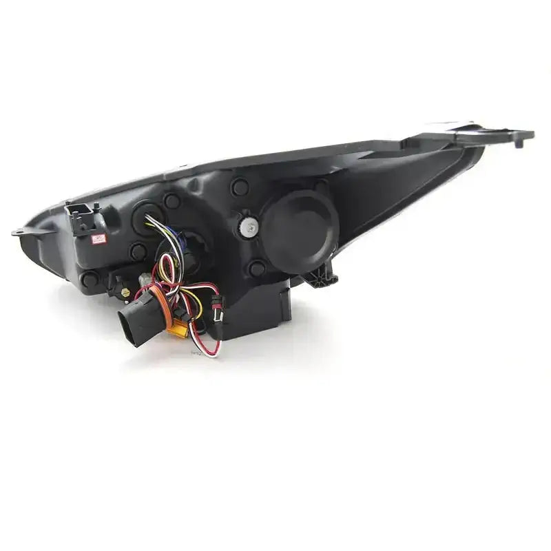 Headlamp bakside av Ford Focus Mk3 15- Chrome DRL Led med synlige ledninger og koblingspunkter.