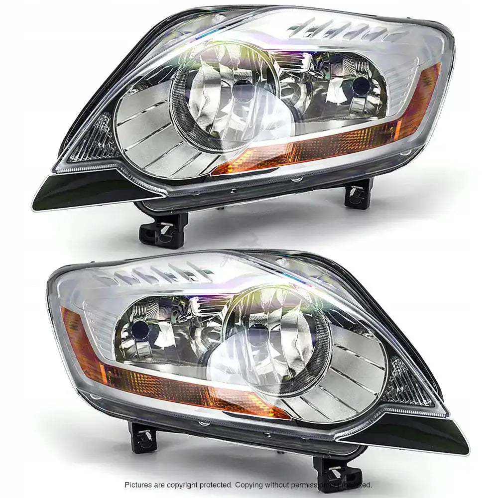 Frontlykter Ford Kuga 08-12 i klart glass med oransje sidelister sett fra skrå vinkel mot hvit bakgrunn.