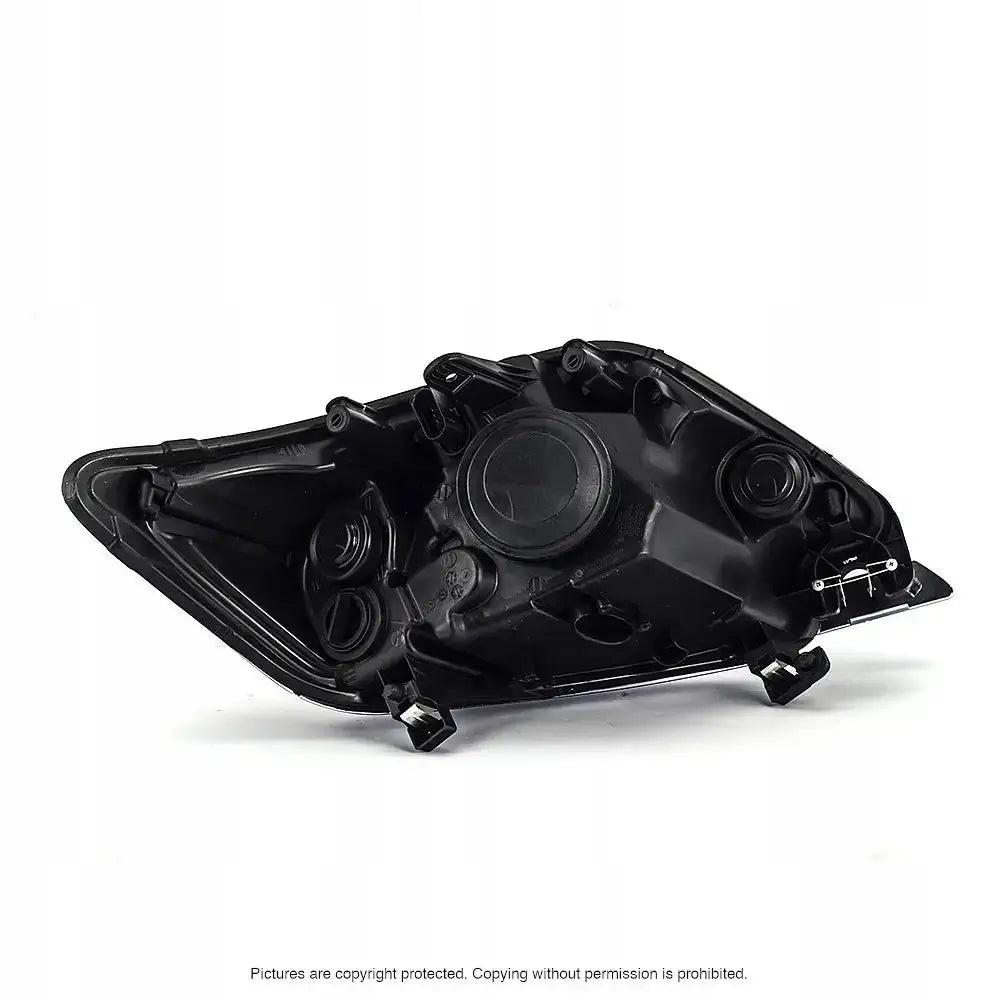 Headlamp bakside av Ford Kuga 08-12 frontlykt i svart plast med monteringspunkter mot hvit bakgrunn.