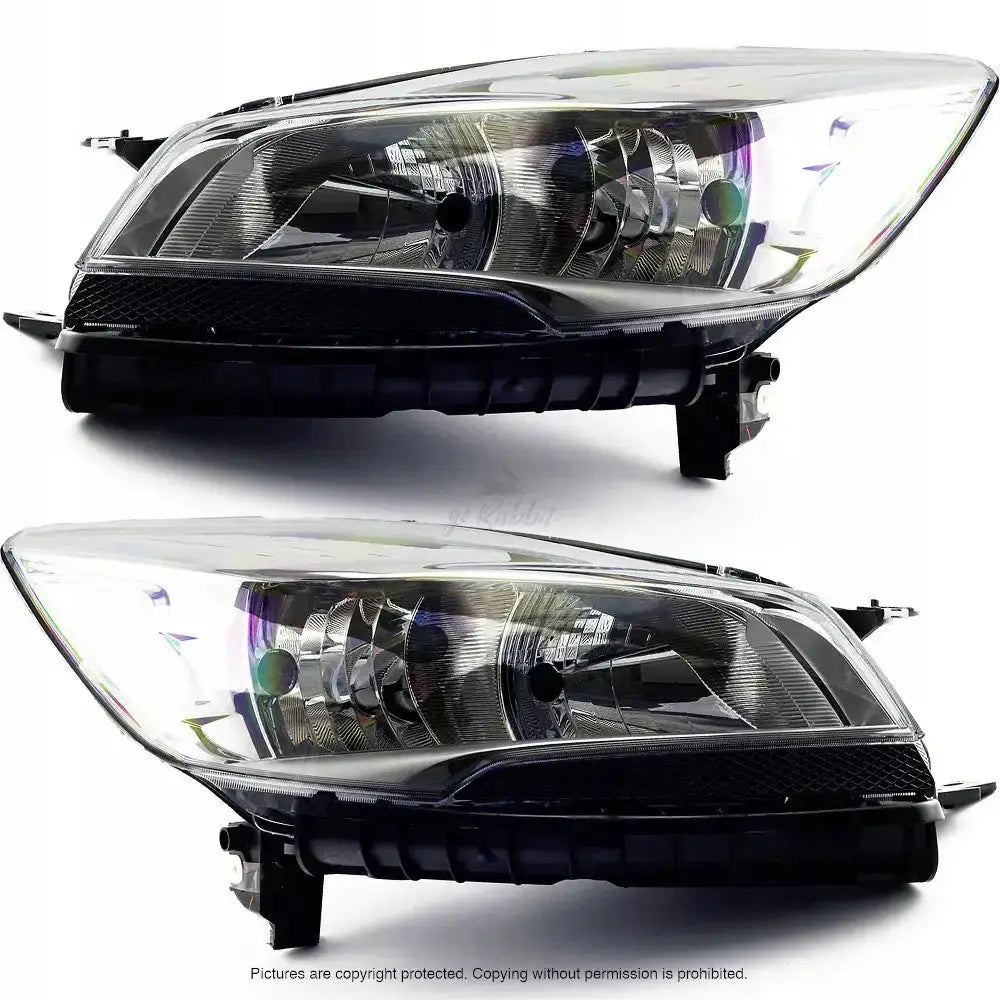 Frontlykter Ford KUGA II 13-16 i klar plast med svarte detaljer, sett fra skrå side mot hvit bakgrunn.