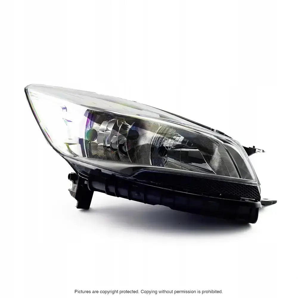 Headlamp Ford KUGA II frontlykt i klar plast med sorte detaljer, sett fra skrå vinkel mot venstre.