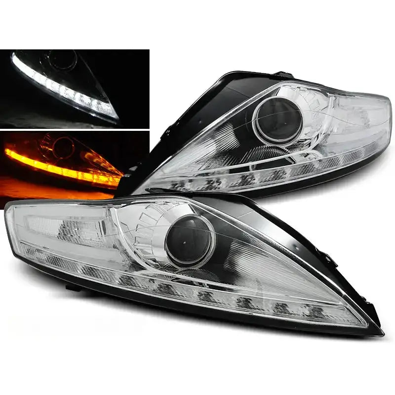Frontlykter Ford Mondeo 07.07-11.10 i chrome med svarte detaljer og LED-lys, sett fra skrå vinkel.