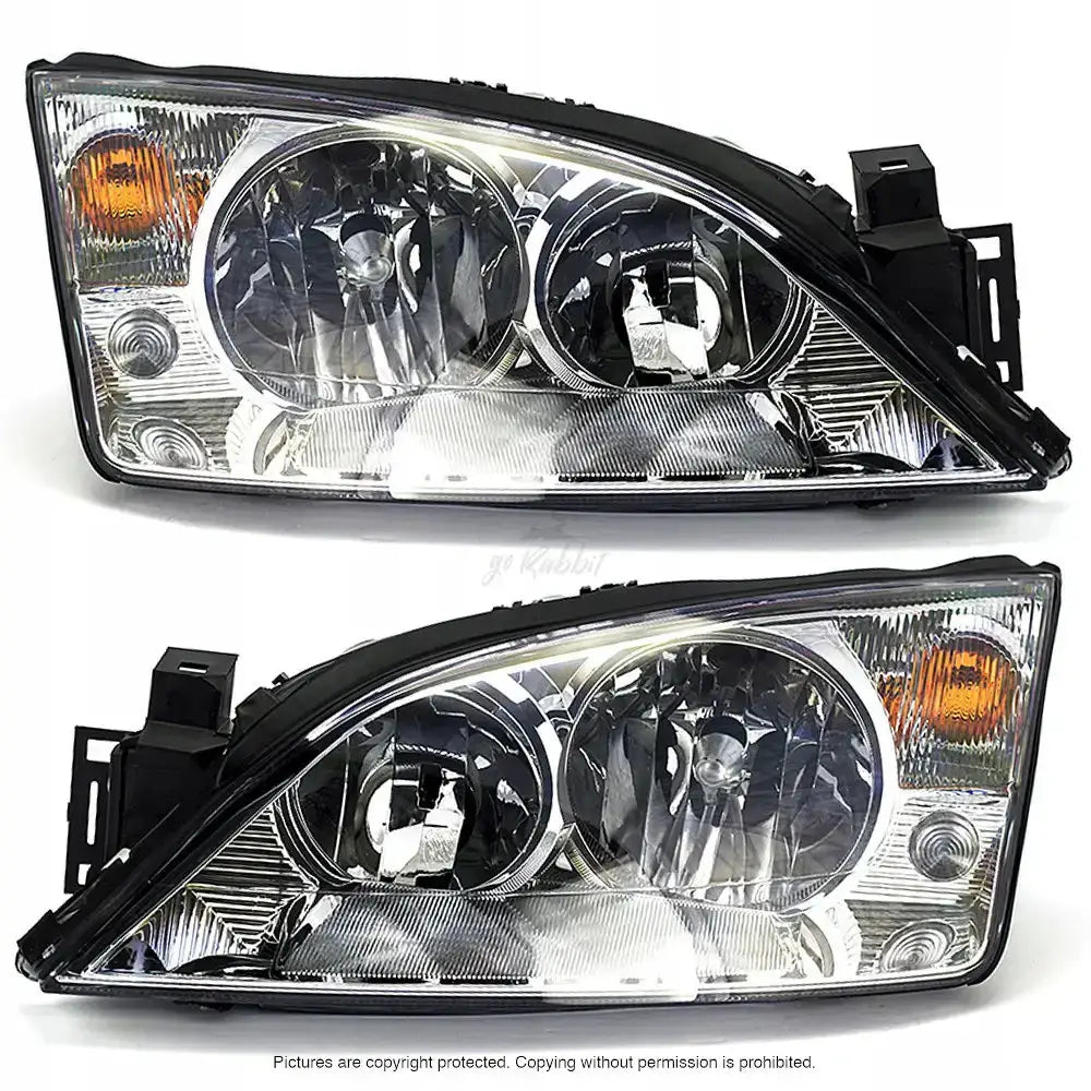 Frontlykter Ford Mondeo Mk3 00-07 med klare glass og oransje blinklys sett fra skrå forsidevinkel.