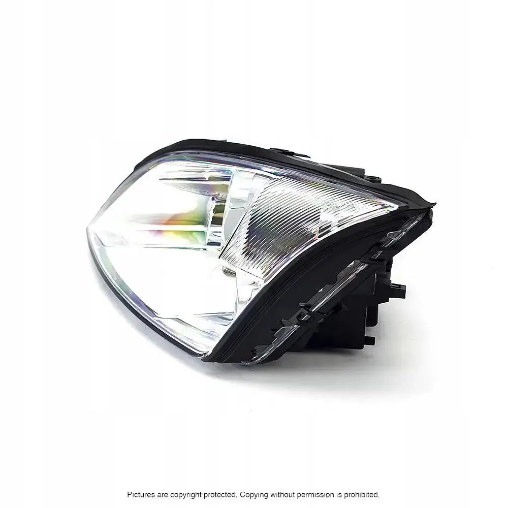 Headlights Ford Mondeo Mk3 med klart glass, svart plasthus og synlige reflektorer i skrå vinkel.