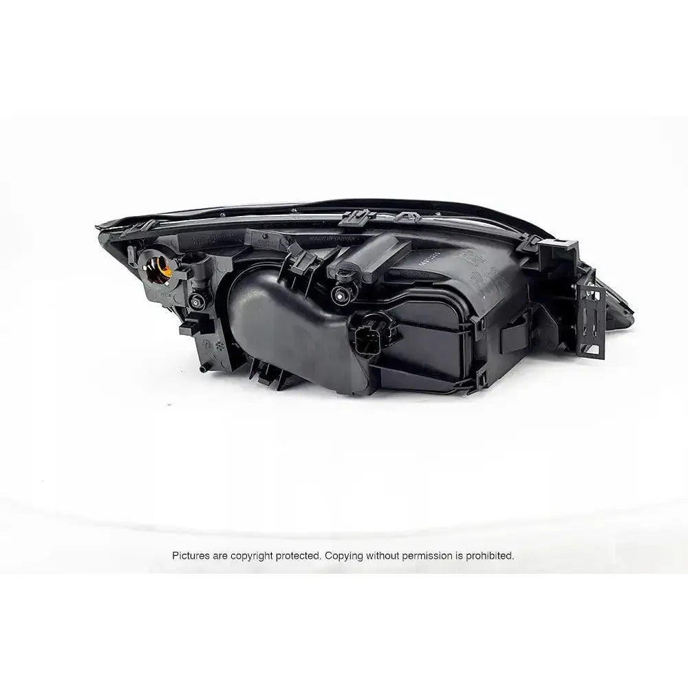 Headlamp Ford Mondeo Mk3 bakside med koblingspunkter, festebraketter og elektriske tilkoblinger synlig.