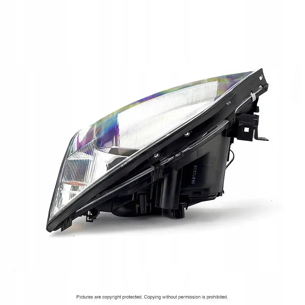 Frontlykter Ford Mondeo Mk3 00-07 vist fra siden med detaljer på reflektor og linse mot hvit bakgrunn.