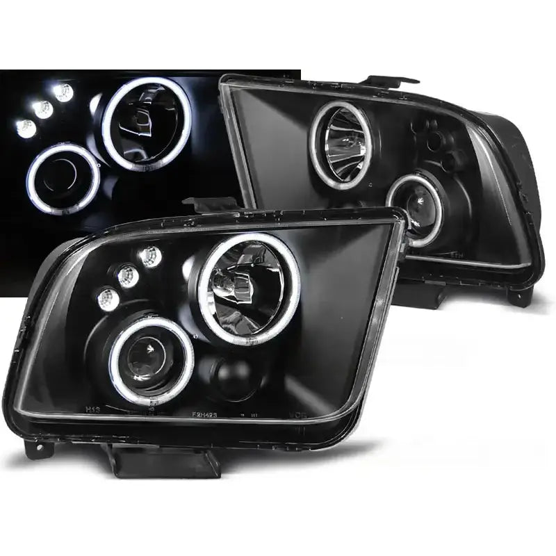 Frontlykter Ford Mustang 04-09 Angel Eyes Black med LED-detaljer, sett fra skrå vinkel.