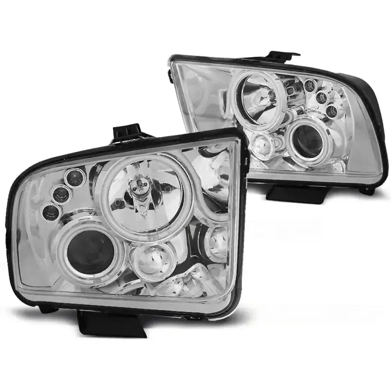 Hovedlykter Ford Mustang 04-09 Angel Eyes Chrome sett fra skrå vinkel med synlige reflektorer.