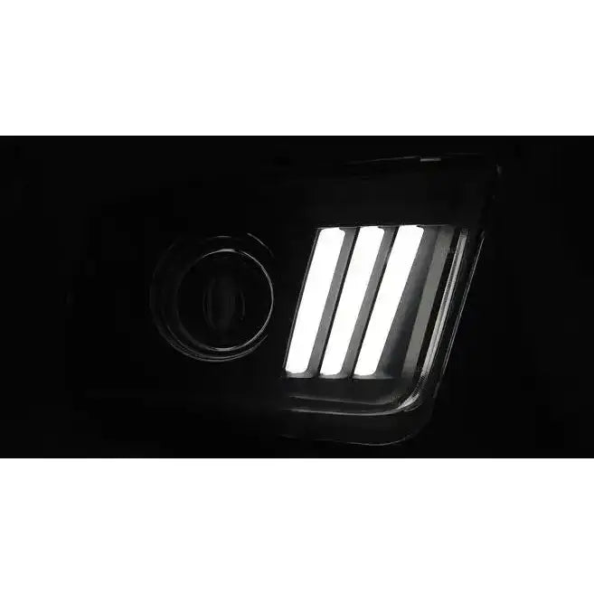 Hovedlys Ford Mustang 04-09 Tube Light Black med tre hvite LED-striper og rund reflektor.