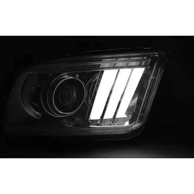 Hovedlys Ford Mustang 04-09 Tube Light Chrome med tre LED-striper sett fra skrå vinkel.