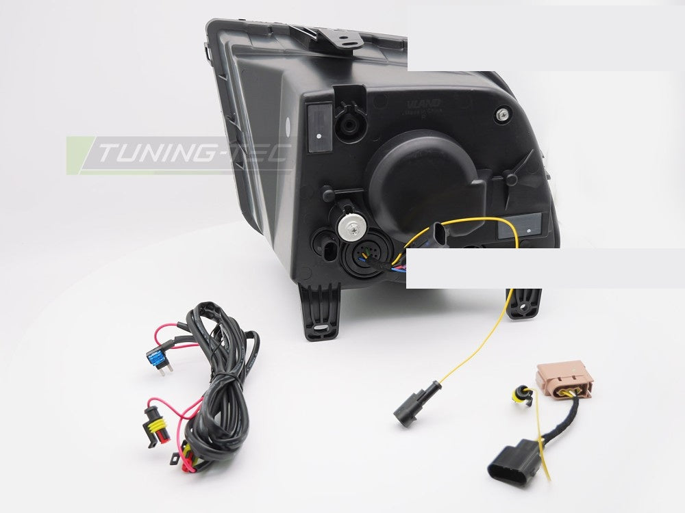 Detaljbilde av svart frontlykt Ford Mustang med LED tube-element