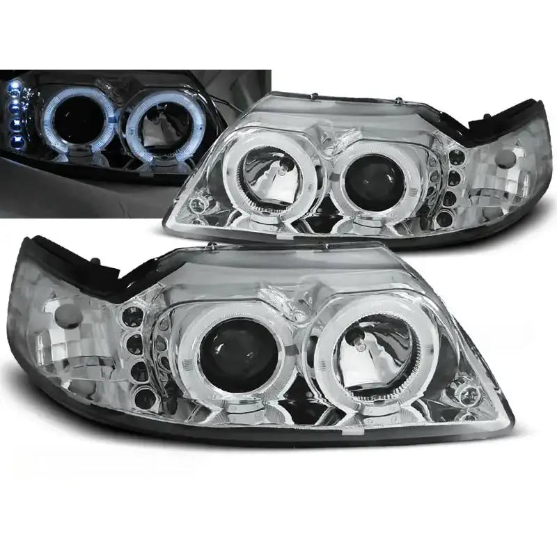 Frontlykter Ford Mustang 98-04 Angel Eyes Chrome med klare glass og kromdetaljer fra skrå vinkel.