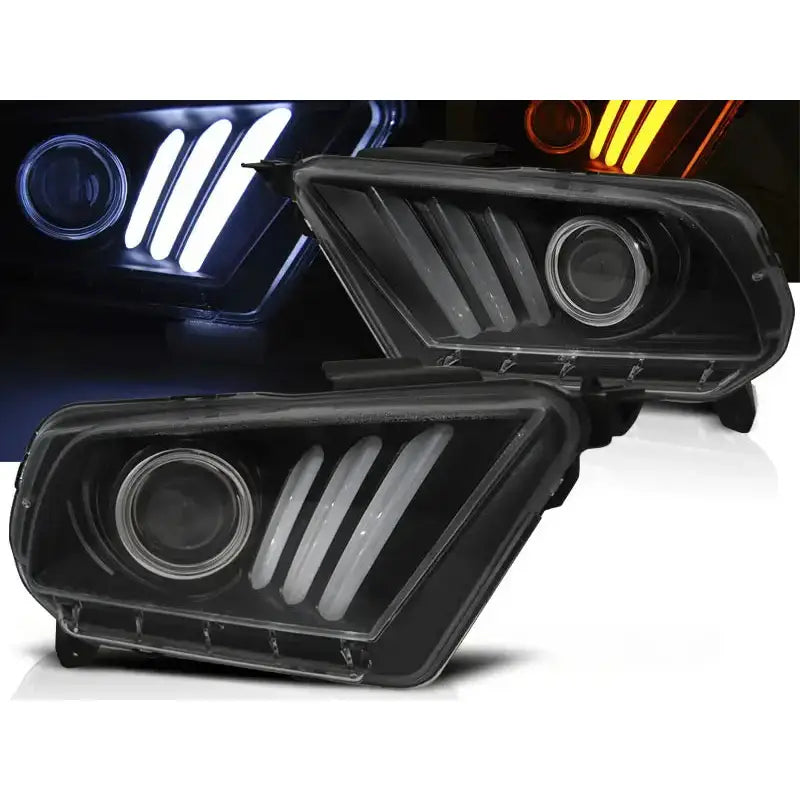 Frontlykter Ford Mustang V 10-13 Tube Light Black med LED-striper og projektorlinse, skrå vinkel.