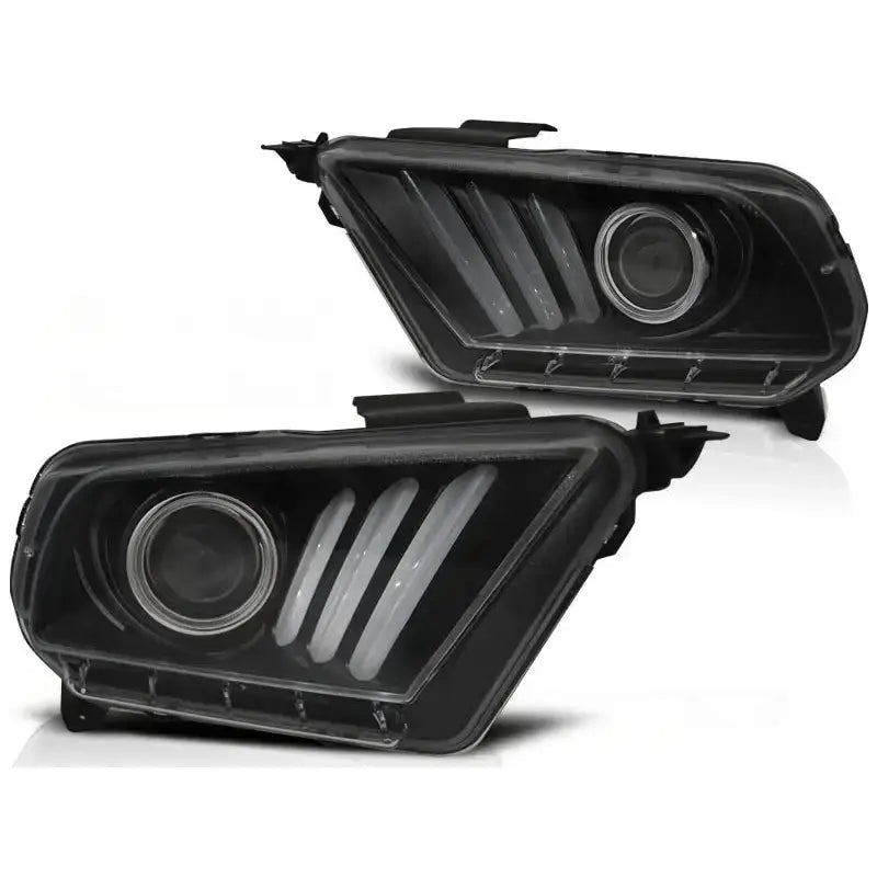 Hovedlykter Ford Mustang V 10-13 med sorte hus, LED-striper og projeksjonslinse fra skrå vinkel.