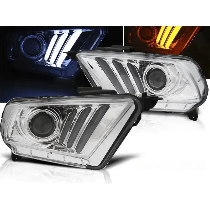 Frontlykter Ford Mustang V 10-13 Tube Light Chrome sett forfra mot hvit bakgrunn.