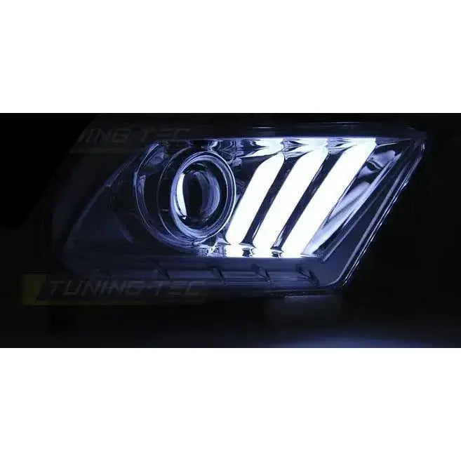 Headlights Ford Mustang V 10-13 Tube Light Chrome med tre hvite LED-striper tent mot mørk bakgrunn.
