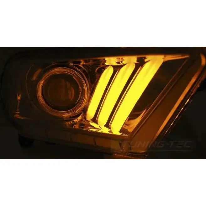 Headlamp Ford Mustang V 10-13 Tube Light Chrome med tre gule LED-striper og sirkulær reflektor.