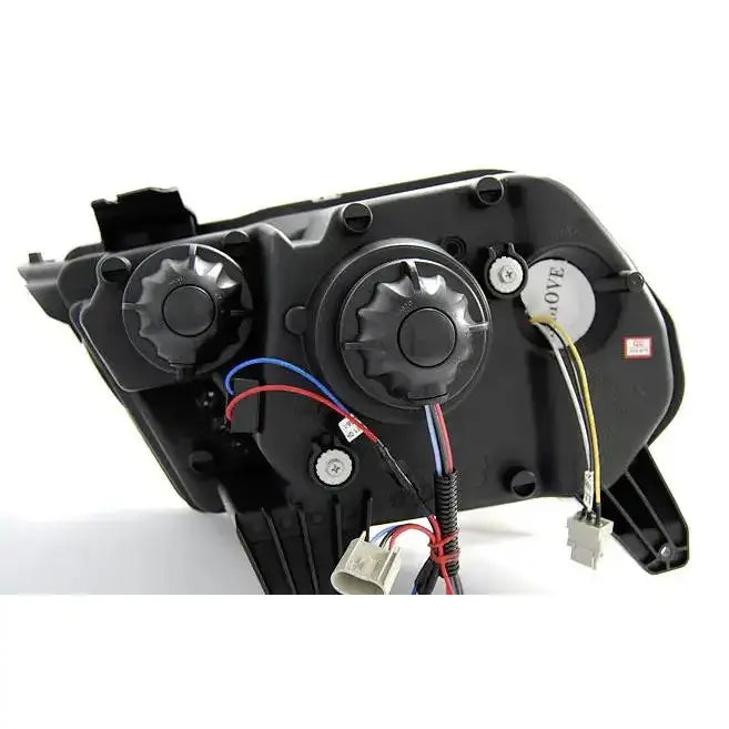 Frontlykter Ford Mustang V 10-13 Tube Light Chrome sett bakfra med synlige ledninger, lokk og kontakter.