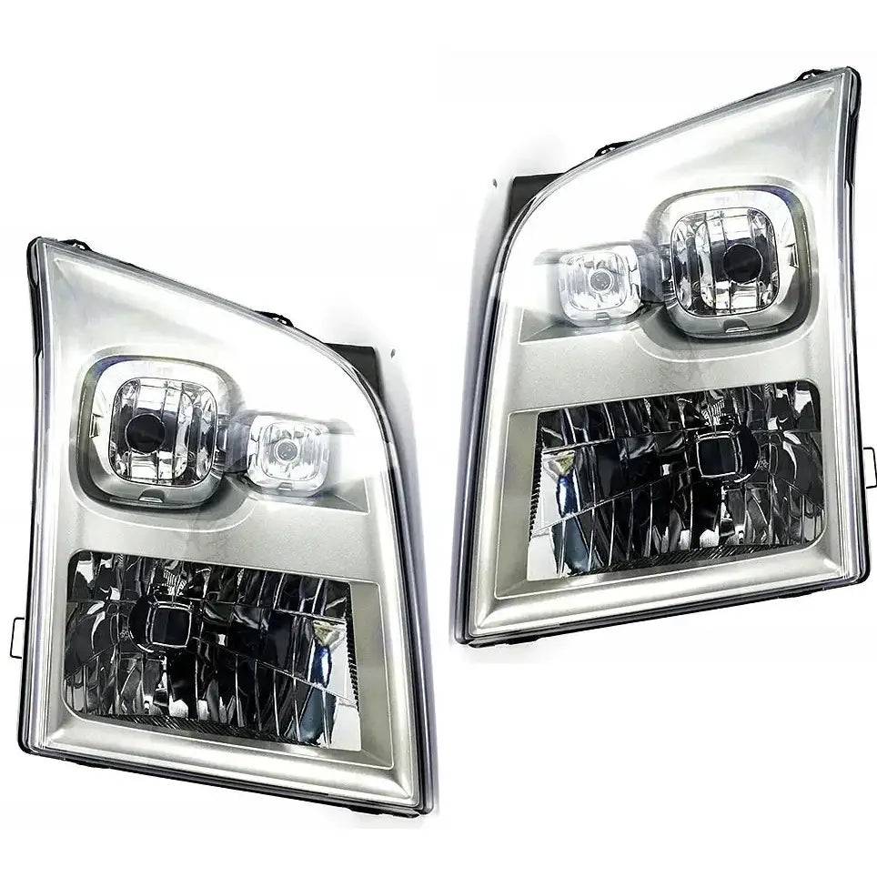 Frontlykter Ford Transit 06-13 H4, rektangulære med klart glass og kromdetaljer, vist forfra.