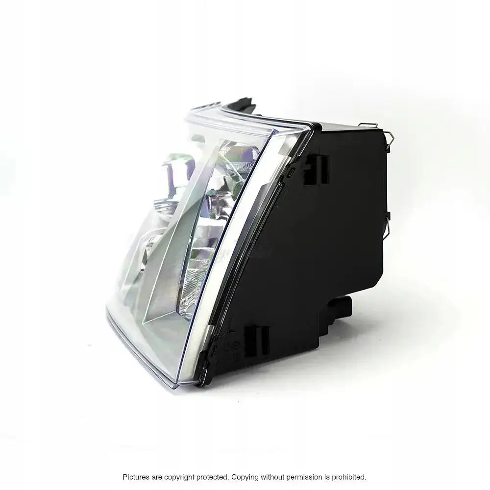 Hovedlys Ford Transit 06-13 H4 sett fra skrå sidevinkel med klare reflektordetaljer på hvit bakgrunn.