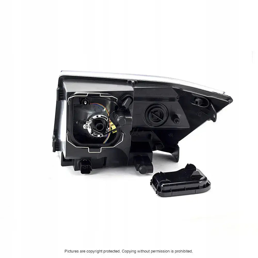 Headlamp Ford Transit 06-13 H4 sett bakfra med åpent lokk, synlige ledninger og pæreholder.