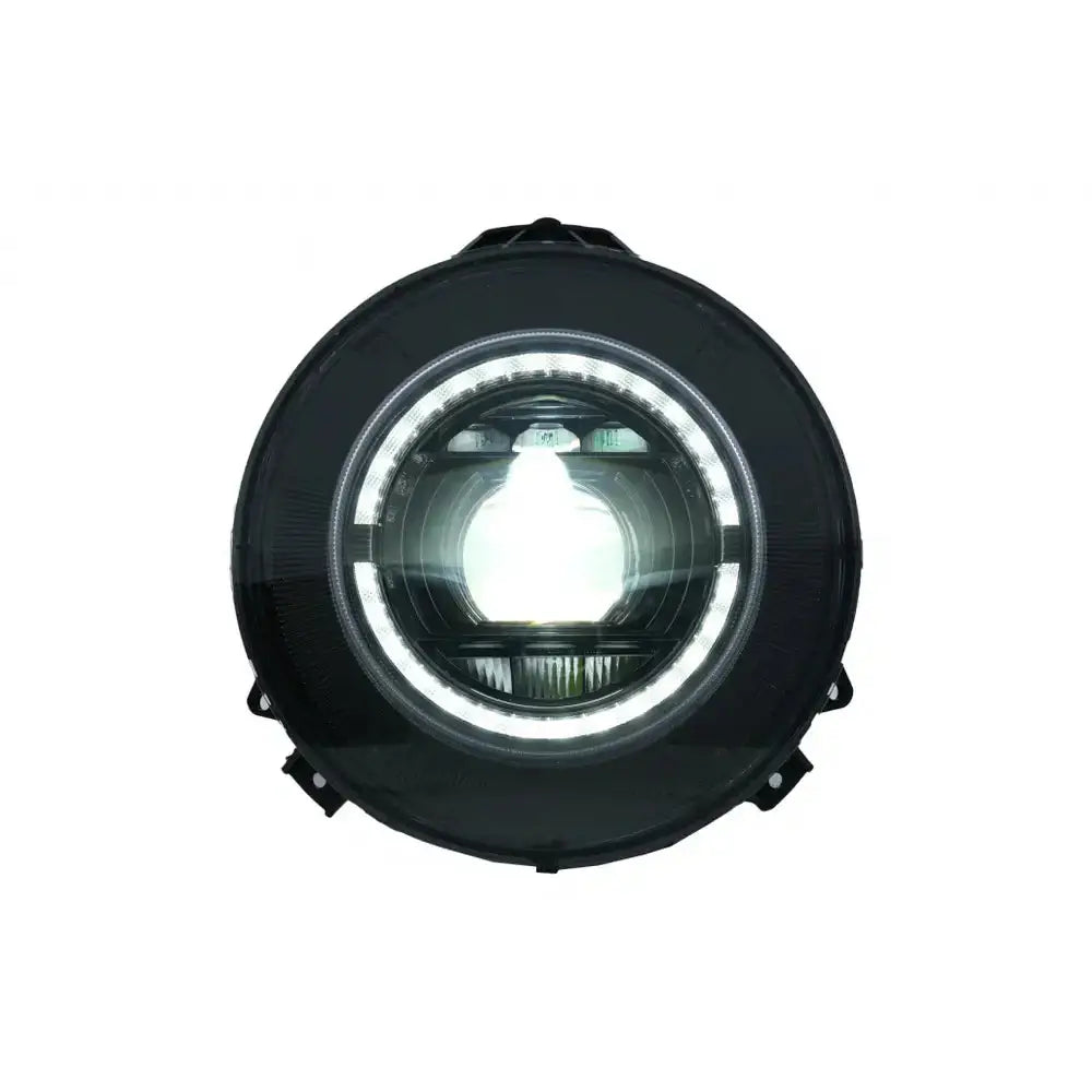 Hovedlykter Full Led Mercedes G-Klasse med sort kant og kraftig LED-ring, sett rett forfra.