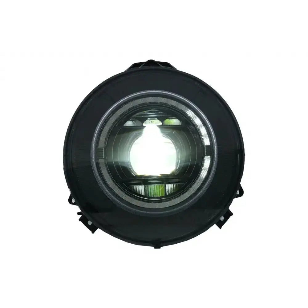 Hovedlys Full Led Mercedes G-Klasse W463 sett forfra med sort ramme og tydelig LED-lyssirkel.