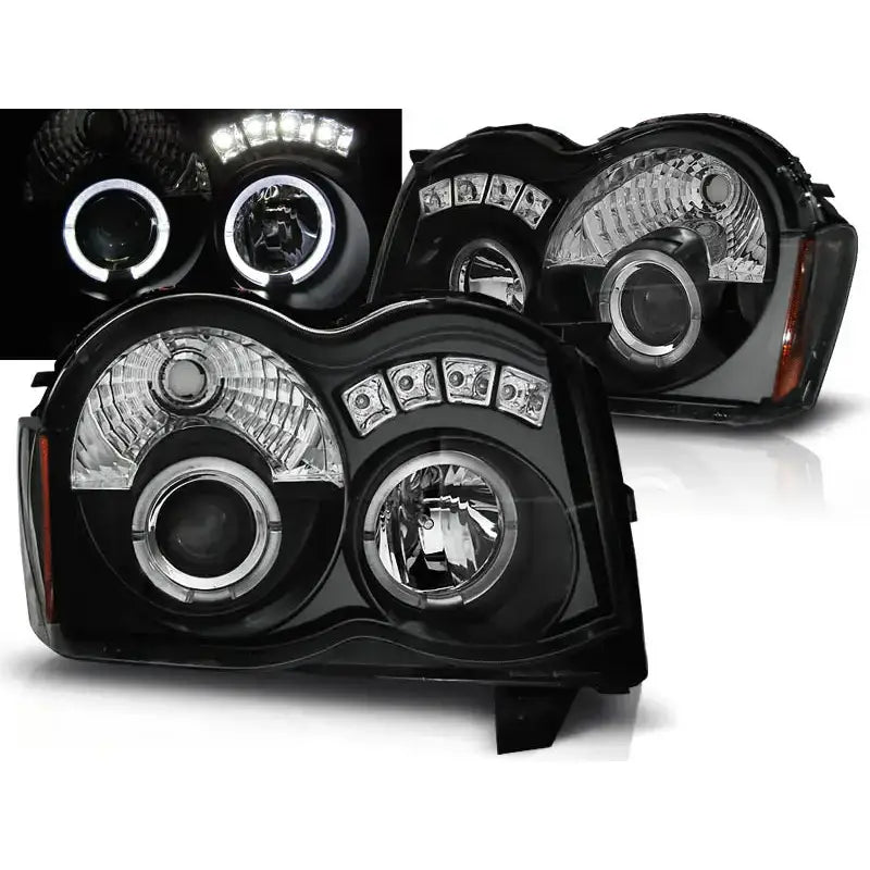 Frontlykter Grand Cherokee 08-10 Angel Eyes Black med sirkelformede LED-detaljer, sett skrått forfra.