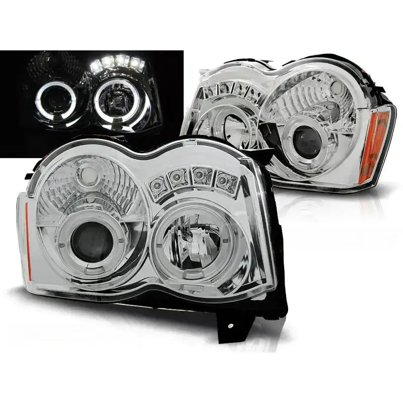 Frontlykter Grand Cherokee 08-10 Angel Eyes Chrome med LED-ringer og kromdetaljer, nærbilde fra skrå vinkel.