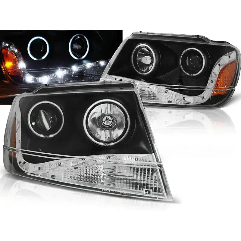 Frontlykter Grand Cherokee 99-05.05 Daylight Black med sorte innfatninger og oransje blinklys, tent i mørket.