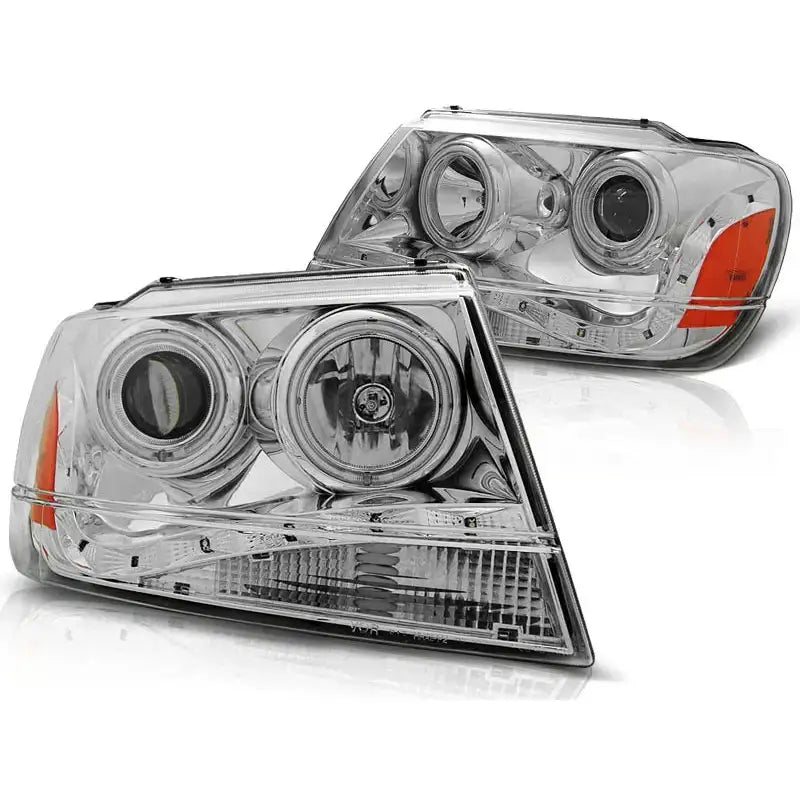 Hovedlykter Grand Cherokee 99-05.05 Daylight Chrome med kromdetaljer og oransje felt, sett fra skrå vinkel.