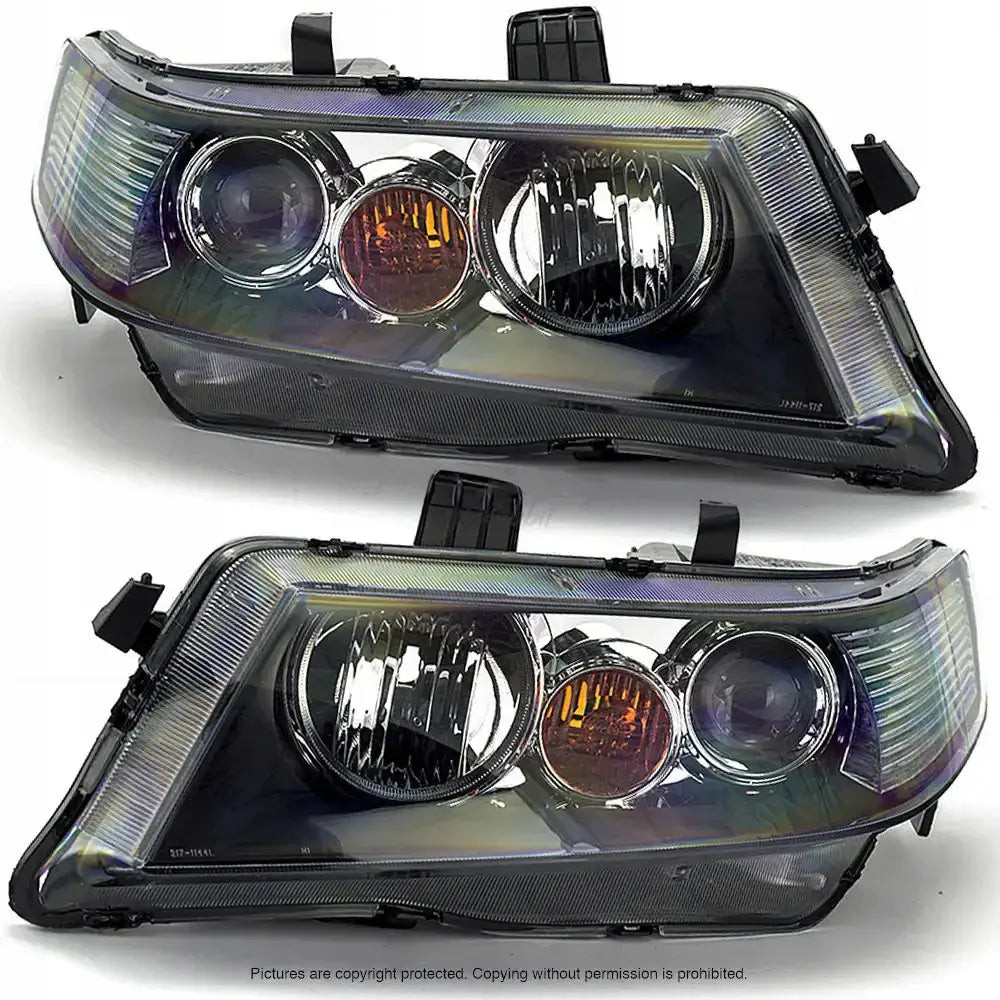 Frontlykter Honda Accord 02-05 med klart glass, svart plast og oransje blinklys, sett skrått forfra.