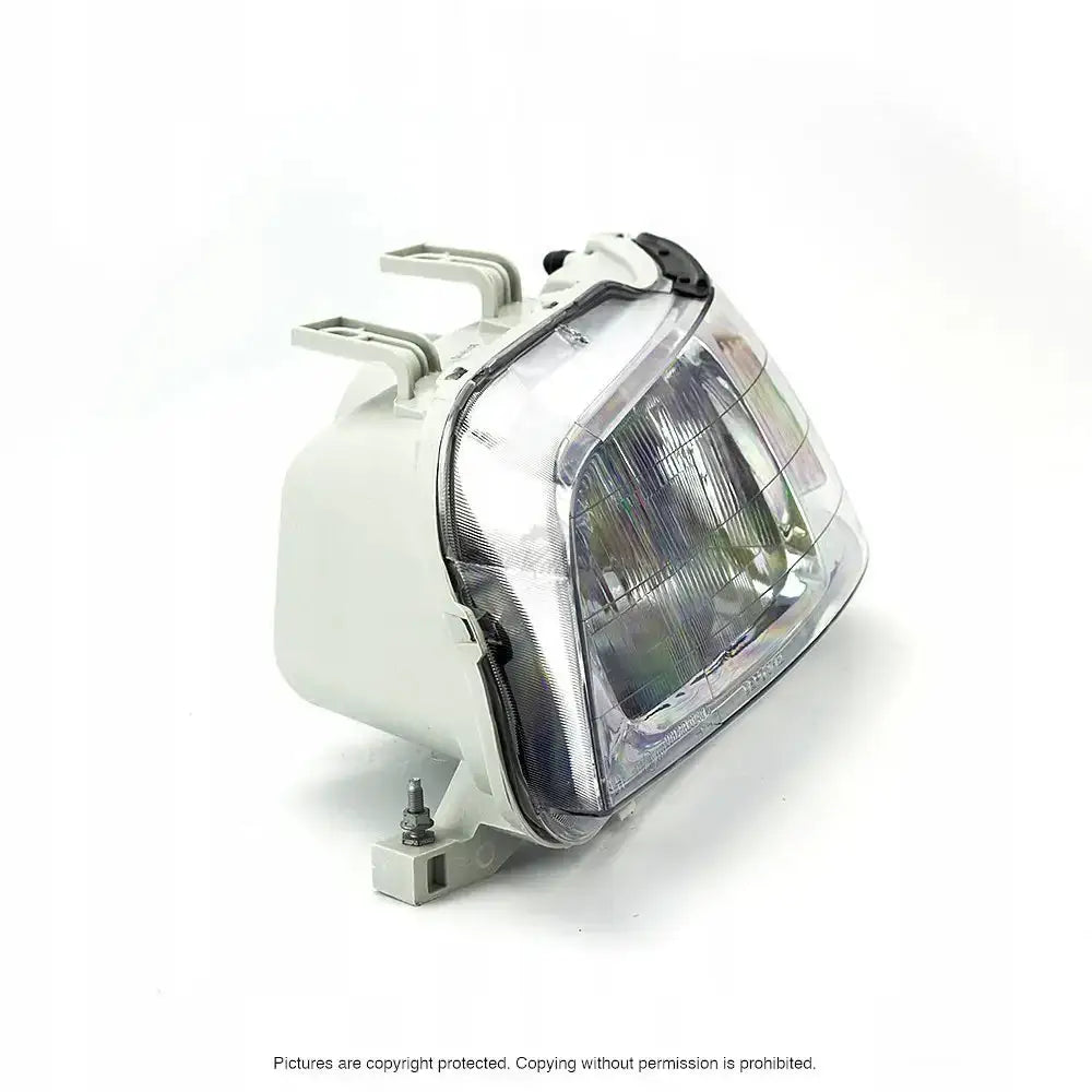 Hovedlys Honda Civic 6 97-01 H4 rektangulær frontlykt med monteringsbeslag og skrufeste, sett fra skrå vinkel.