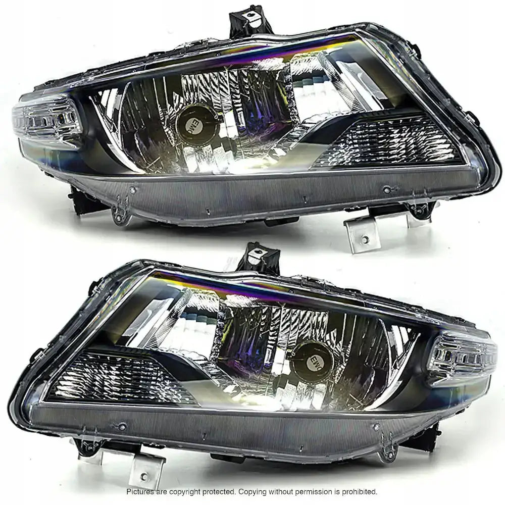 Frontlykter Honda CR-Z 10-13 med klart glass, svarte og kromdetaljer sett fra skrå vinkel.